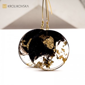 Złoty akcent w żywicy – eleganckie kolczyki.