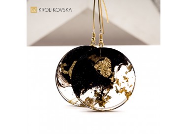 Złoty akcent w żywicy – eleganckie kolczyki.