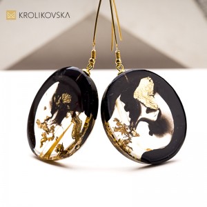 Kolczyki w żywicy – sztuka noszona.