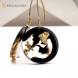 Kolczyki w żywicy – sztuka noszona.