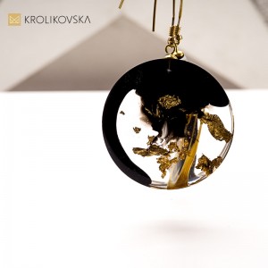 Kolczyki w żywicy – sztuka noszona.