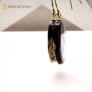 Kolczyki w żywicy – sztuka noszona.