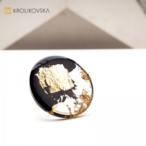 Pierścionek – sztuka noszona na dłoni.