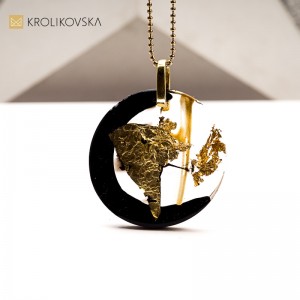 Naszyjnik z żywicy inspirowany złotem – delikatność i siła.