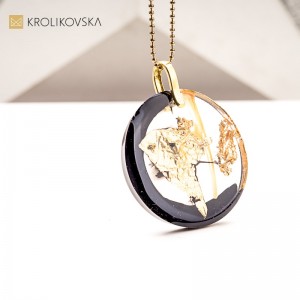 Naszyjnik z żywicy inspirowany złotem – delikatność i siła.1