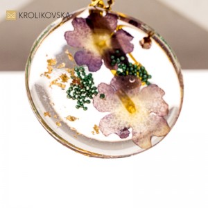 Broszka z prawdziwym kwiatem – idealny prezent na Dzień Kobiet.1