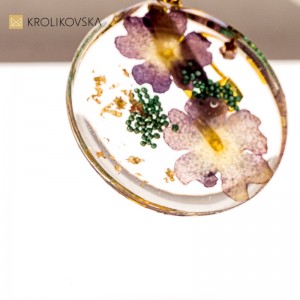 Broszka z prawdziwym kwiatem – idealny prezent na Dzień Kobiet.