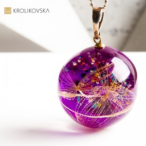 Biżuteria z zatopionym dmuchawcem – symbol delikatności i siły.