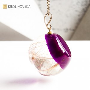 Biżuteria z zatopionym dmuchawcem – symbol delikatności i siły.