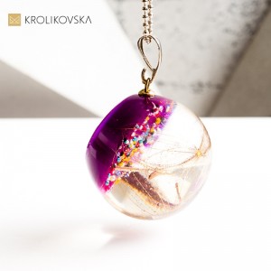 Biżuteria z zatopionym dmuchawcem – symbol delikatności i siły.