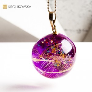 Biżuteria z zatopionym dmuchawcem – symbol delikatności i siły.