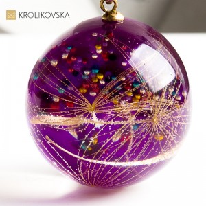 Biżuteria z zatopionym dmuchawcem – symbol delikatności i siły.1