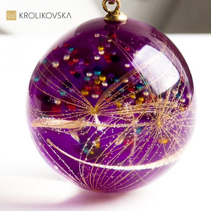 Biżuteria z zatopionym dmuchawcem – symbol delikatności i siły.