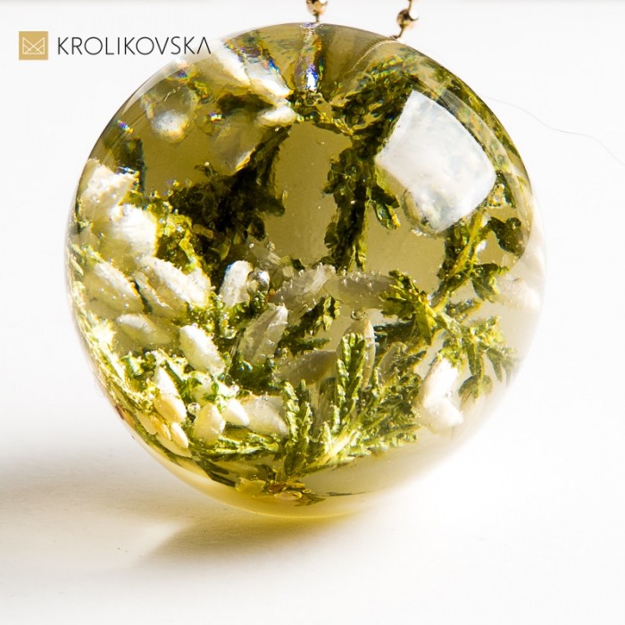 Naszyjnik z kwiatem w żywicy – elegancja inspirowana naturą.