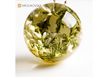 Naszyjnik z kwiatem w żywicy – elegancja inspirowana naturą.