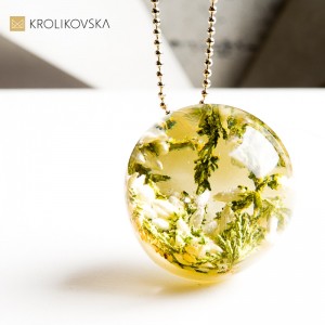 Naszyjnik z kwiatem w żywicy – elegancja inspirowana naturą.