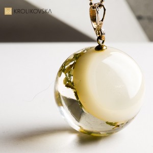 Naszyjnik z kwiatem w żywicy – elegancja inspirowana naturą.