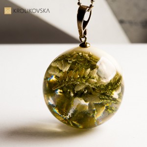 Naszyjnik z kwiatem w żywicy – elegancja inspirowana naturą.