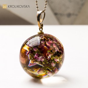 Biżuteria z kwiatami – noszona poezja natury.