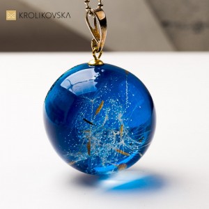 Biżuteria artystyczna z żywicy – emocje zamknięte w przezroczystej formie.