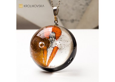 Biżuteria z żywicy z grafiką – romantyzm i subtelność.