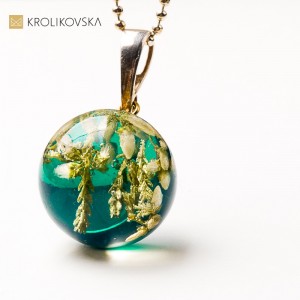 Biżuteria z kwiatem – ponadczasowy symbol piękna natury.