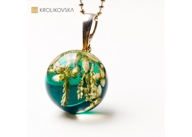 Biżuteria z kwiatem – ponadczasowy symbol piękna natury.