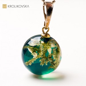 Biżuteria z kwiatem – ponadczasowy symbol piękna natury.