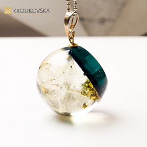 Biżuteria z żywicy z roślinami – piękno natury w biżuterii handmade.