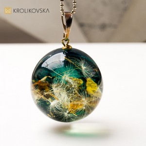 Biżuteria z żywicy z roślinami – piękno natury w biżuterii handmade.