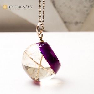 Artystyczna biżuteria z kwiatami – dla kobiet, które kochają naturę.