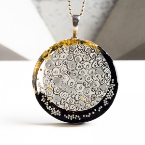 Biżuteria z żywicy handmade – unikalny dodatek grafiką.