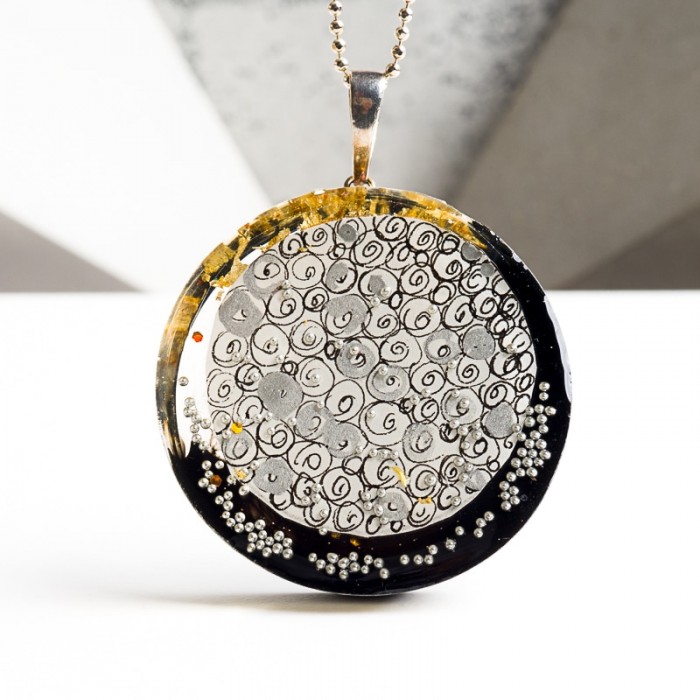 Biżuteria z żywicy handmade – unikalny dodatek grafiką.