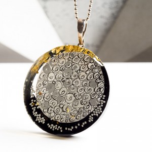 Biżuteria z żywicy handmade – unikalny dodatek grafiką.