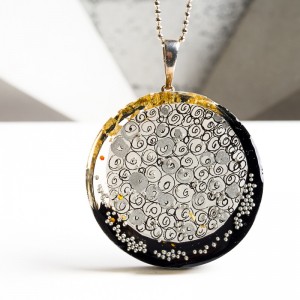 Biżuteria z żywicy handmade – unikalny dodatek grafiką.