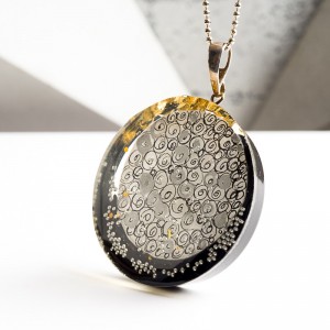 Biżuteria z żywicy handmade – unikalny dodatek grafiką.