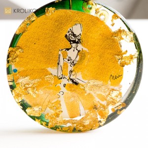 Biżuteria z żywicy handmade – autorska kolekcja z grafiką.