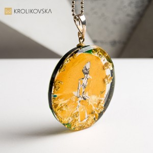 Biżuteria z żywicy handmade – autorska kolekcja z grafiką.