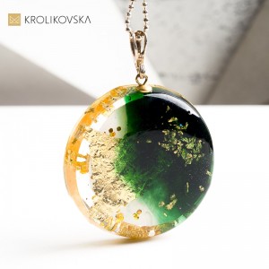 Biżuteria z żywicy handmade – autorska kolekcja z grafiką.