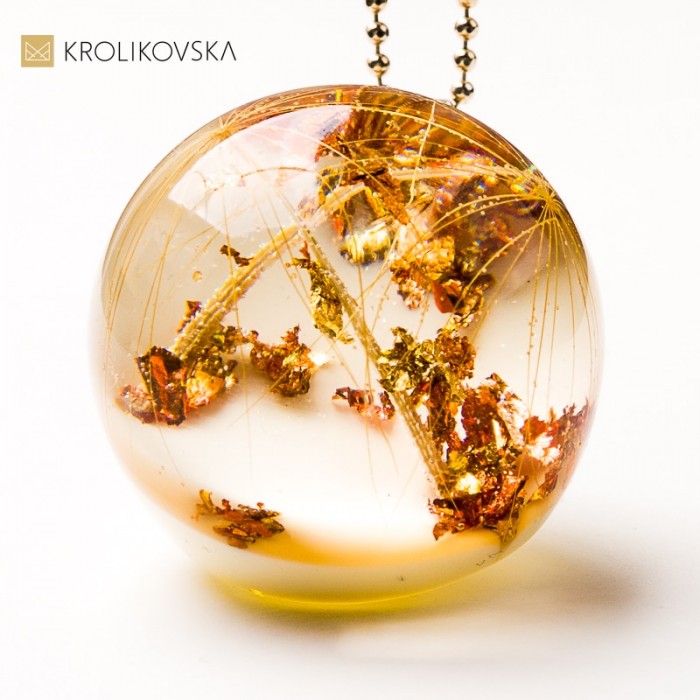 Naszyjnik artystyczny z żywicy z zatopionym kwiatem – unikatowa biżuteria handmade.