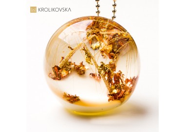 Naszyjnik artystyczny z żywicy z zatopionym kwiatem – unikatowa biżuteria handmade.