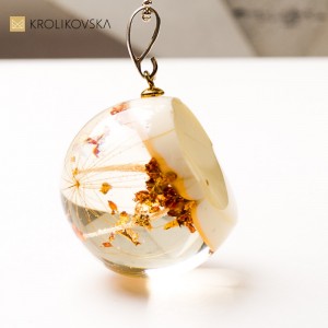 Naszyjnik artystyczny z żywicy z zatopionym kwiatem – unikatowa biżuteria handmade.