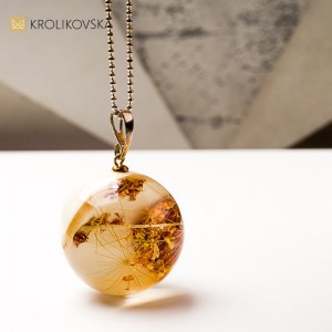Naszyjnik artystyczny z żywicy z zatopionym kwiatem – unikatowa biżuteria handmade.