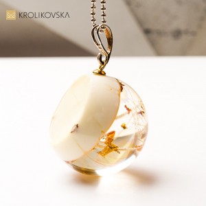 Naszyjnik artystyczny z żywicy z zatopionym kwiatem – unikatowa biżuteria handmade.