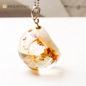 Naszyjnik artystyczny z żywicy z zatopionym kwiatem – unikatowa biżuteria handmade.