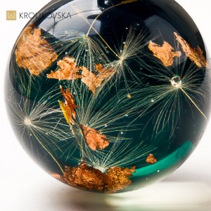 Naszyjnik z żywicy i złotą oprawą – luksusowy prezent dla niej.