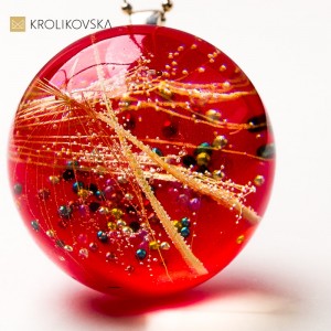 Biżuteria z żywicy z zatopioną rośliną – połączenie natury i designu