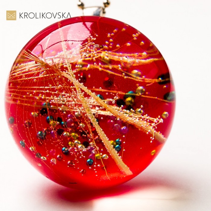 Biżuteria z żywicy z zatopioną rośliną – połączenie natury i designu