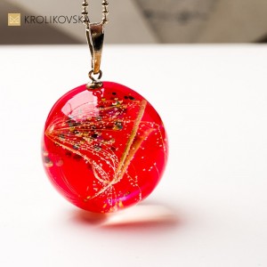 Biżuteria z żywicy z zatopioną rośliną – połączenie natury i designu