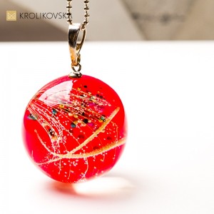 Biżuteria z żywicy z zatopioną rośliną – połączenie natury i designu